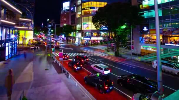 Een avond timelapse van de neon straat in Shibuya wijd shotje panning — Stockvideo