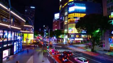 Shibuya 'daki neon sokağının gece zoom' u.
