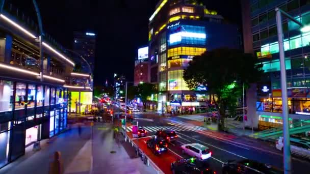 시부야의 네온 거리의 야간 timelapse 넓은 샷 확대 — 비디오