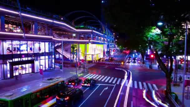 Een avond timeapse van de neon straat in Shibuya wijd shot — Stockvideo