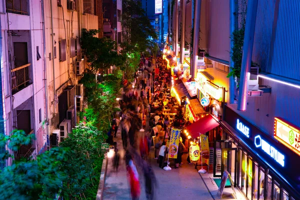 Egy éjszakai neon utca a Miyashita parkban Shibuya-ban. — Stock Fotó