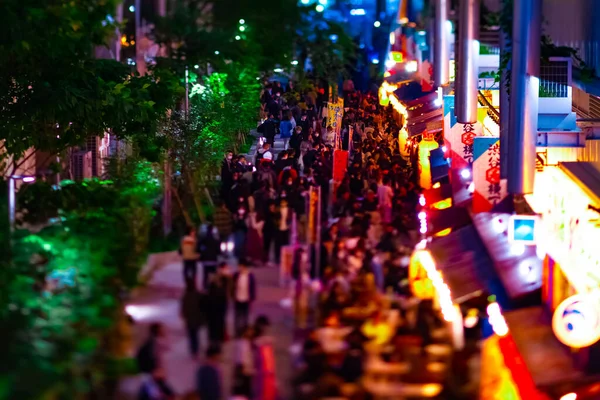 Eine nächtliche Miniatur-Neonstraße im Miyashita-Park in Shibuya — Stockfoto