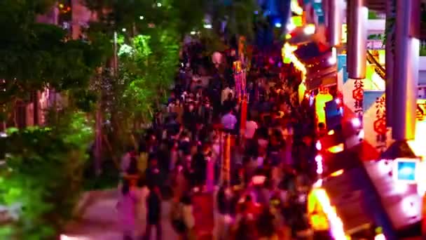 Ночной хронометраж миниатюрной неоновой улицы в парке Миясита в Сибуя, сдвиг наклона зума — стоковое видео