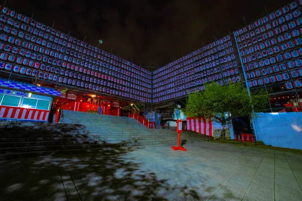 Um templo principal no santuário em Shinjuku à noite — Fotografia de Stock