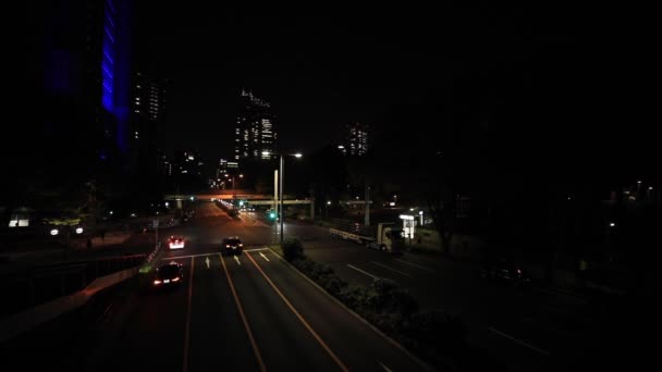 Egy éjszakai városi utcában Shinjuku üzleti városában. — Stock videók