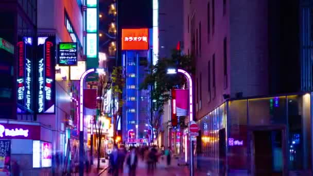 Un lapso de tiempo nocturno de la ciudad de neón en Shinjuku panning — Vídeo de stock