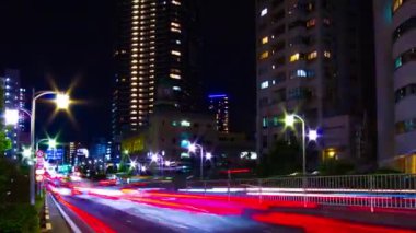 Tokyo 'daki şehir caddesinin gece çekimleri.