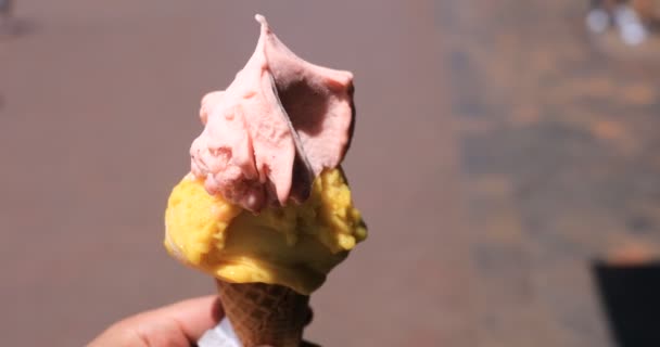 Um sorvete macio com a mão no centro da cidade handheld diurno — Vídeo de Stock