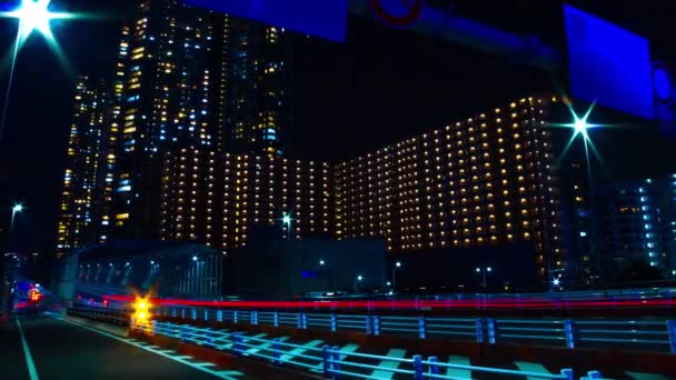 Un lapso de tiempo nocturno de la calle de la ciudad en Tokio panorámica de tiro ancho — Vídeo de stock