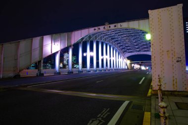 Tokyo 'da Kachidoki köprüsü yakınlarında bir gece sokağı.