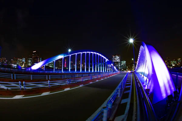 Eine nächtliche Straße in der Nähe der beleuchteten Brücke in Tokio — Stockfoto