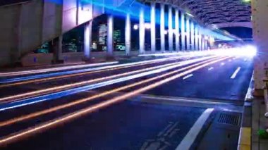 Tokyo 'daki Kachidoki köprüsü yakınlarındaki şehir caddesinin gece çekim zamanı.