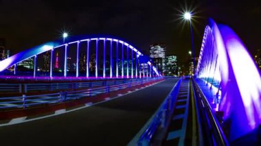 Tokyo 'daki aydınlık köprünün yakınındaki şehir caddesinde bir gece zamanlaması.