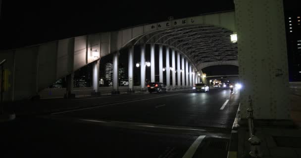 Una strada di città di notte vicino a ponte di Kachidoki in colpo largo di Tokio — Video Stock