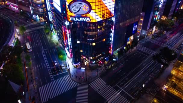 Un timelapse notte di attraversamento Sukiyabashi a Ginza inclinazione grandangolare colpo alto — Video Stock