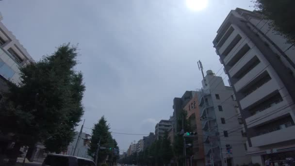 Uma cronologia de condução da rua do centro de Tóquio durante o dia de verão — Vídeo de Stock