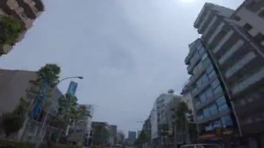 Tokyo 'daki şehir merkezindeki bir caddenin yaz günündeki sürüş zamanı
