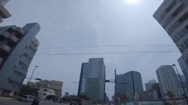 Tokyo kentsel caddesinin yaz günündeki sürüş zamanı.