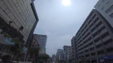 Tokyo kentsel caddesinin yaz günündeki sürüş zamanı.