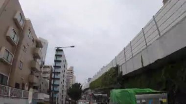 Tokyo kentsel caddesinin yaz günündeki sürüş zamanı.