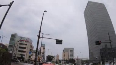 Tokyo kentsel caddesinin yaz günündeki sürüş zamanı.