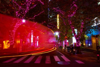 Shibuya 'da aydınlık bir cadde.