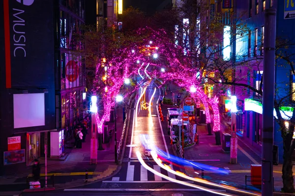 Uma noite iluminada rua em Shibuya tiro do meio — Fotografia de Stock