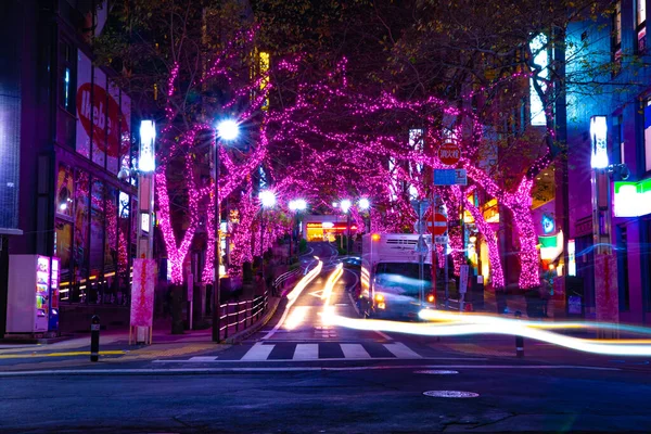 Een avond verlichte straat in Shibuya midden shot — Stockfoto