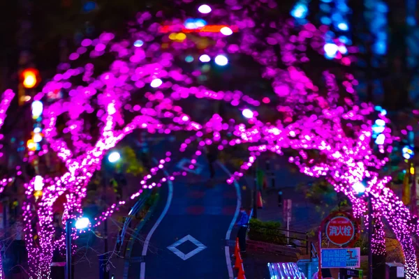 Een avond verlichte straat in Shibuya wijd shot — Stockfoto