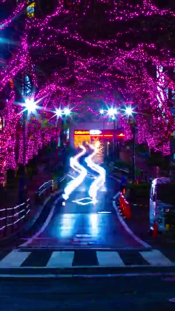 Uma cronologia noturna da rua iluminada em Shibuya zoom tiro vertical — Vídeo de Stock