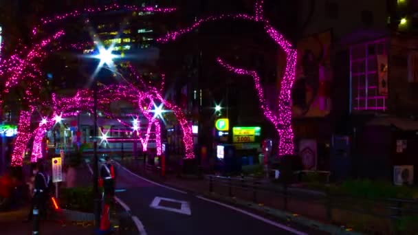 Un timelapse nocturno de la calle iluminada en Shibuya zoom de tiro ancho — Vídeos de Stock