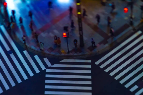 Uma noite engarrafamento miniatura no cruzamento em Ginza tiltshift — Fotografia de Stock