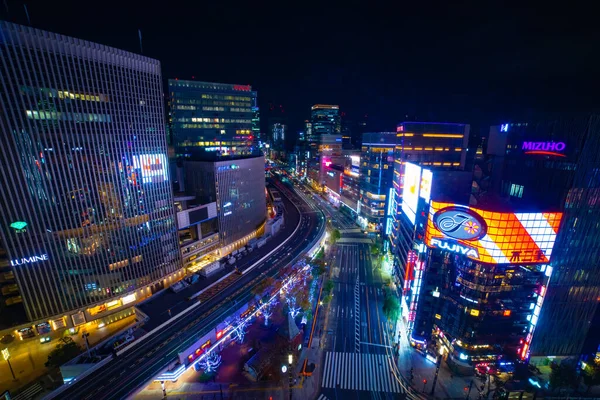 En nattlig trafikstockning vid korsningen i Ginza bred skott — Stockfoto