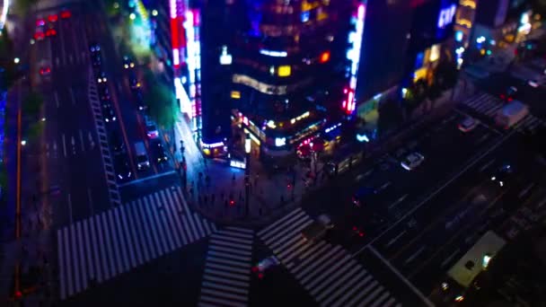 Un timelapse notturno all'incrocio in miniatura a Ginza tiltshift wide shot panning — Video Stock