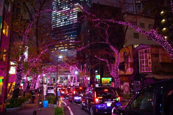 Eine nächtlich beleuchtete Straße in Shibuya Weitwinkel — Stockfoto