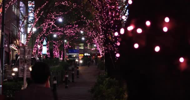 Een avond verlichte straat in Shibuya dichtbij shot focus — Stockvideo
