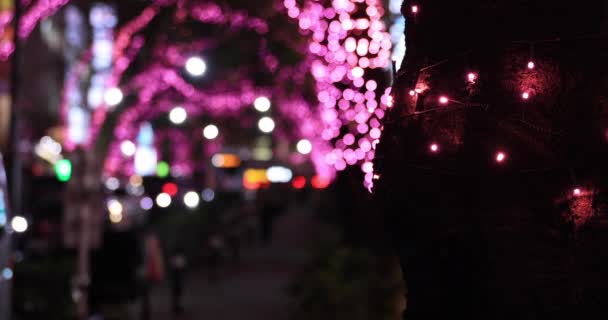 Noc oświetlana ulica w Shibuya szczelnie strzał — Wideo stockowe