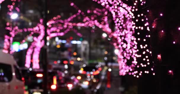 Una calle iluminada de noche en Shibuya plano medio desenfocado — Vídeo de stock