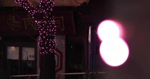 Noc osvětlené ulice v Shibuya dálkové handheld — Stock video