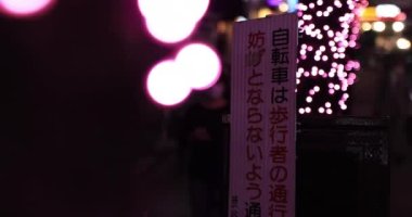 Shibuya 'da el kamerasıyla aydınlatılmış bir gece.