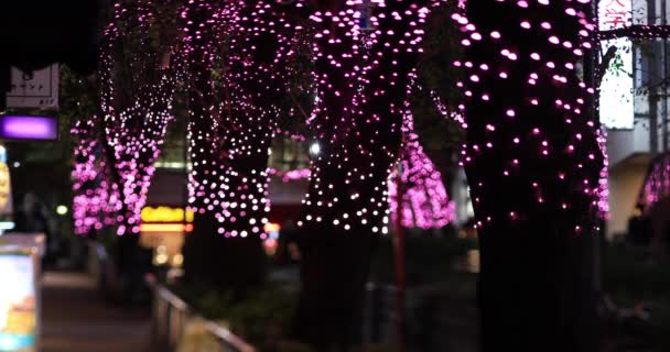 Una strada illuminata di notte a Shibuya — Video Stock