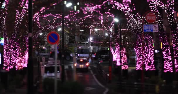 Ночная освещенная улица в Сибуе. — стоковое видео