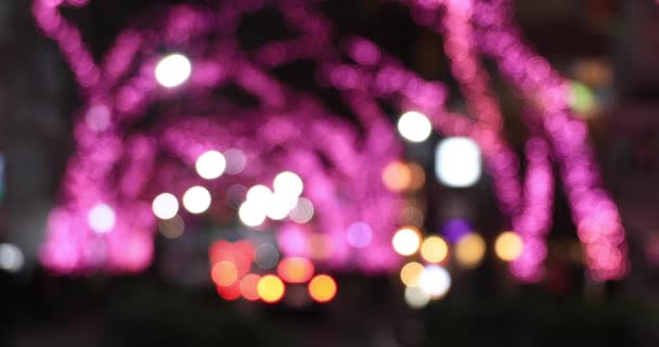 Una calle iluminada de noche en Shibuya enfocándose — Vídeo de stock