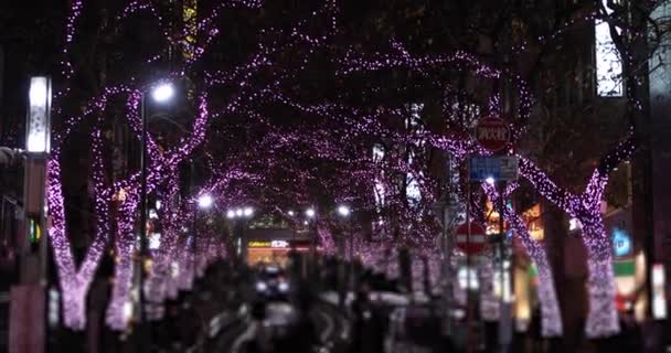 Noc osvětlená ulice v Shibuya handheld — Stock video