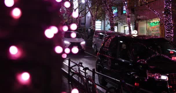 Noc osvětlené ulice v Shibuya střední výstřel — Stock video