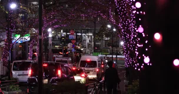 Une rue éclairée de nuit à Shibuya plan du milieu — Video