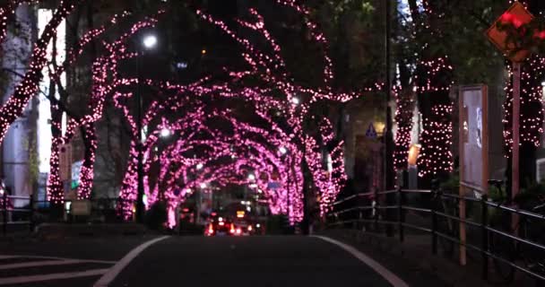 Una calle iluminada por la noche en Shibuya tiro medio — Vídeo de stock