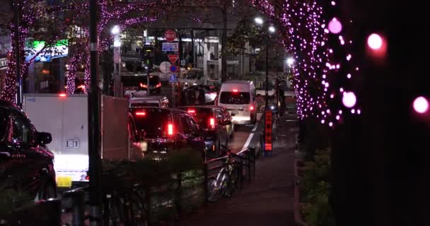 Ніч, освітлена вулицею в Шібуї, нахил середнього пострілу. — стокове відео