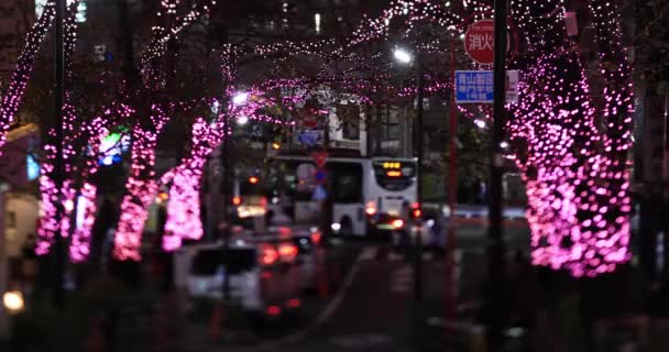 Een avond verlichte straat in Shibuya midden schot kantelen — Stockvideo