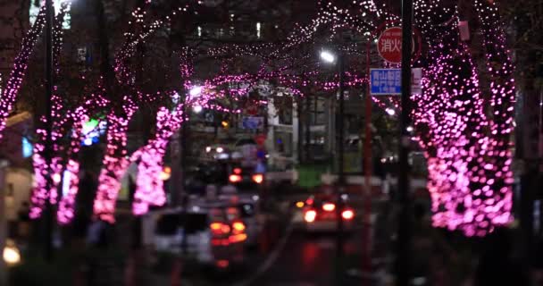 En natt upplyst gata i Shibuya mitten skott lutning — Stockvideo